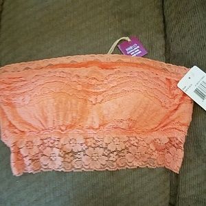 Gorgeous lacy strapless bra, very sexy new w tags